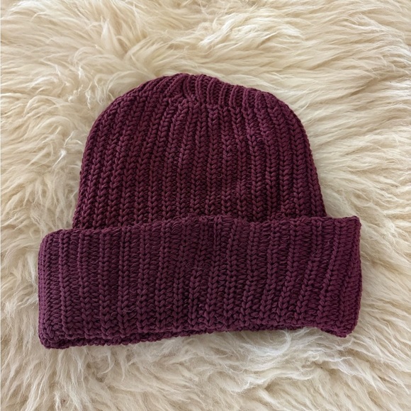 Men’s Burgundy Cable Knit Beanie - Picture 2 of 2